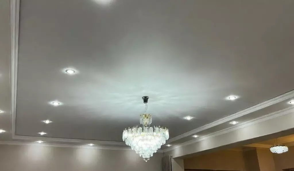 Пример потолка с люстрой на крюке